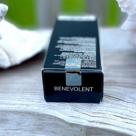 NIB Younique Touch ’a la mode Cream Luminizer - Picture 2 of 3